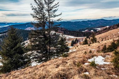 Karla kaplı dağlarla kaplı kış manzarası