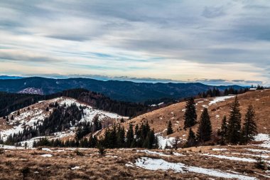 Kışın güzel dağ manzarası