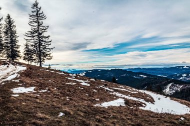 Kış mevsiminde dağ manzarası.