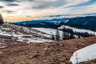 Kışın dağ sıraları