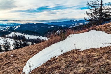 Kışın dağ manzarası