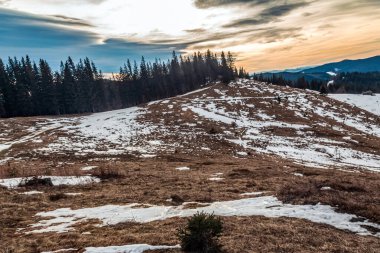 Günbatımında Ukrayna Karpatlar 'ın kış manzarası. hava aracı görünümü.