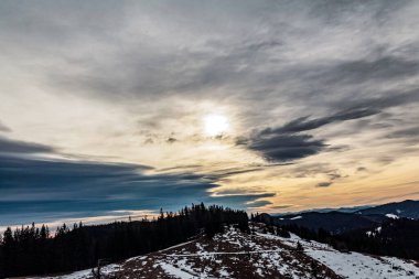 Dağlarda kış manzarası