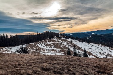Dağlarda güzel bir gün batımı