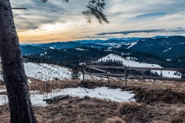 Dağlarda kış manzarası