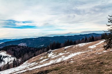 Güneşli bir günde dağların güzel kış manzarası