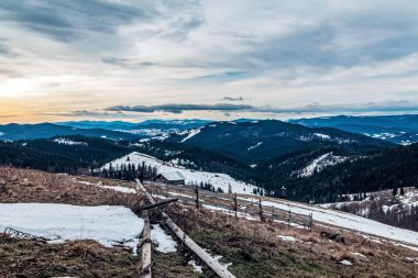 Dağlarda dağları olan güzel bir manzara.