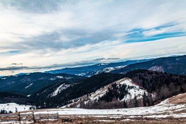 Arkasında bir dağ olan güzel bir manzara.