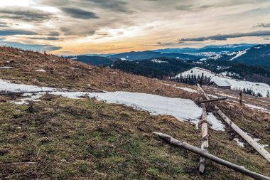 Karla kaplı ağaçlarla kaplı güzel dağ manzarası
