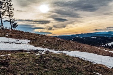 Dağlardaki güzel kış manzarası