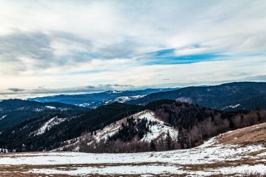 Dağları karla kaplı güzel bir manzara.