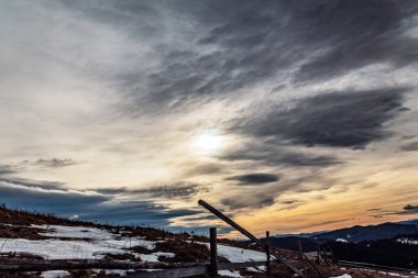 Dağın üstünde güzel bir gün batımı