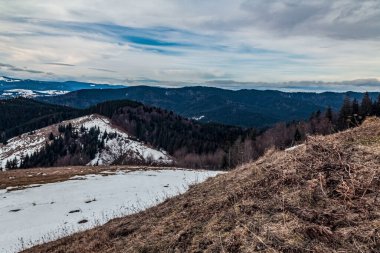 Güneşli bir günde beyaz bir karla kaplı güzel bir dağ manzarası.