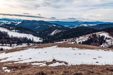 Dağlarda kış manzarası.