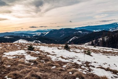 Dağları karla kaplı güzel kış manzarası