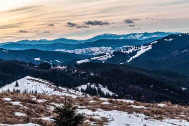 Kışın dağlarda gün batımı
