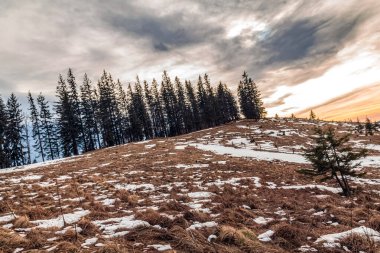 Sonbaharda dağ sıralarında gün batımı