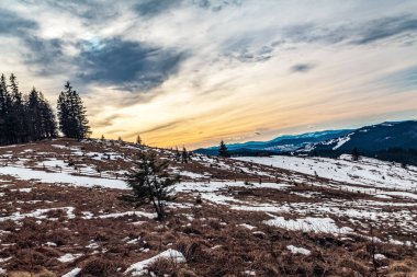 Dağlarda güzel bir gün batımı