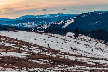 Kışın karlı bir dağ manzarasının güzel bir görüntüsü