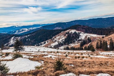Kışın dağ manzarası