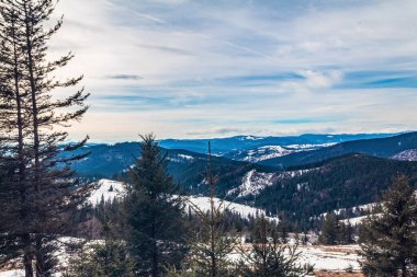 Dağlarda kış manzarası