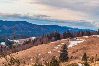 Karpatlar 'da sonbaharda dağ manzarası