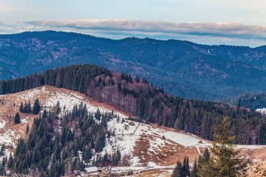 Kış manzarası karla kaplı - arkada tepeler ve dağlar.