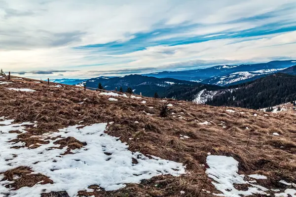 Karla kaplı dağlarla kaplı kış manzarası