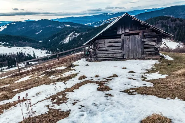 dağlar içinde ahşap kulübe
