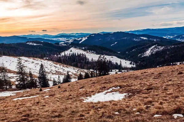 Dağlarda gün batımı.