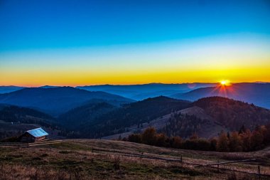Karpatların dağlarında güzel bir gün doğumu