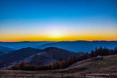 Dağlarda güzel bir gün batımı