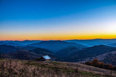 Sonbaharda bir dağ sırasının üzerinde güzel bir gün doğumu
