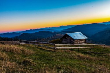 Karpatlar ahşap evde