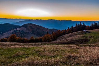 Sonbaharda dağlarda güzel bir gün doğumu.