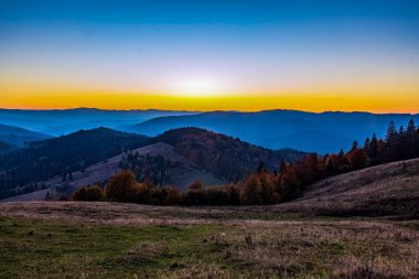 Sonbaharda Karpat dağlarında gün batımı
