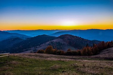 Dağlarda güzel bir gün batımı. Karpatlar
