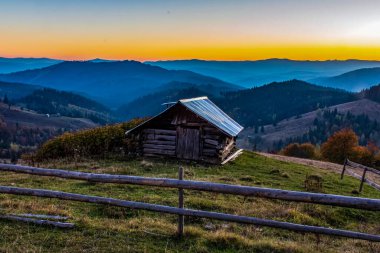 Dağlarda güzel bir gün batımı