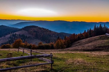 Dağlarda güzel bir gün batımı