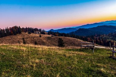 Dağlarda güzel bir gün batımı. seyahat arkaplanı
