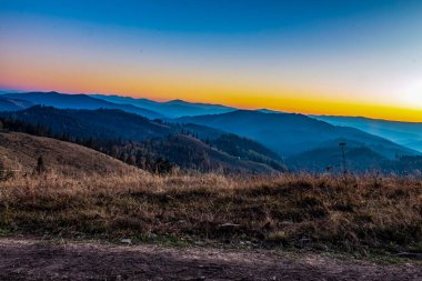 # Dağlardaki tepede gün doğumu #