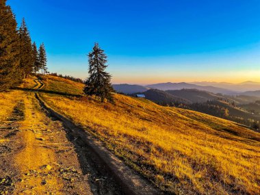 Dağlarda güzel bir gün batımı