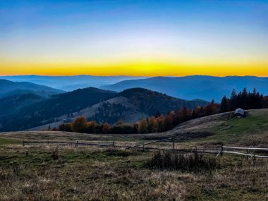 Dağlarda güzel bir gün batımı