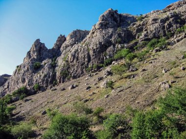 Dağları ve bulutları olan güzel dağ manzarası