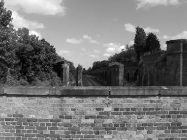 Londra, İngiltere, İngiltere - Ağustos 2 0, 2 0 15: Londra 'daki Hyde Park' ta yürüyen insanlar