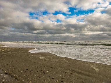 Baltık sahili, sabah ve kumulda dalgalar. Almanya