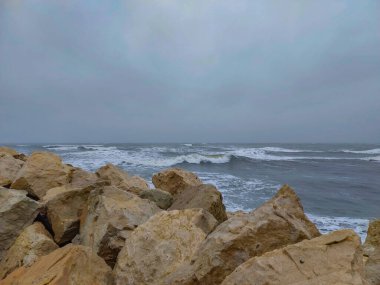 İsrail 'in kuzeyindeki Akdeniz kıyısında dalgalar ve kayalarla dolu deniz kıyıları.