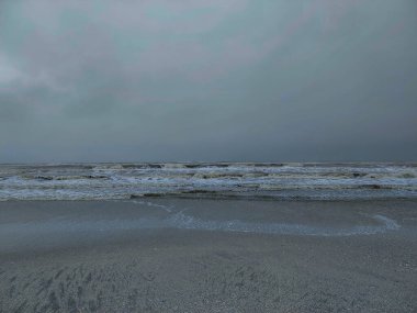 Dalgalar ve bulutlarla denizin üzerinde fırtına