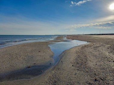Arkasında kum olan deniz kıyısı