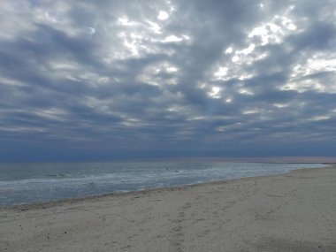 İsrail 'in kuzeyinde kumlu bir sahil.